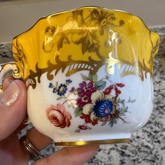 Hammersley bone China yellow teacup with gold trim and floral design - Picture 4 of 8